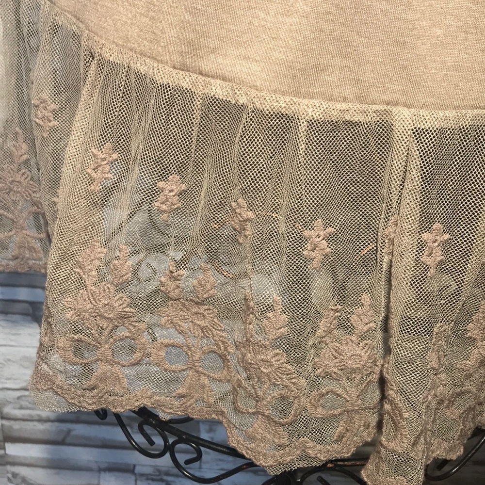 Areve tank with lace - Picture 2 of 8
